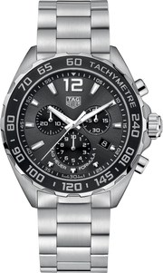 Orologio cronografo TAG Heuer con quadrante nero, lunetta ceramica e bracciale d’acciaio