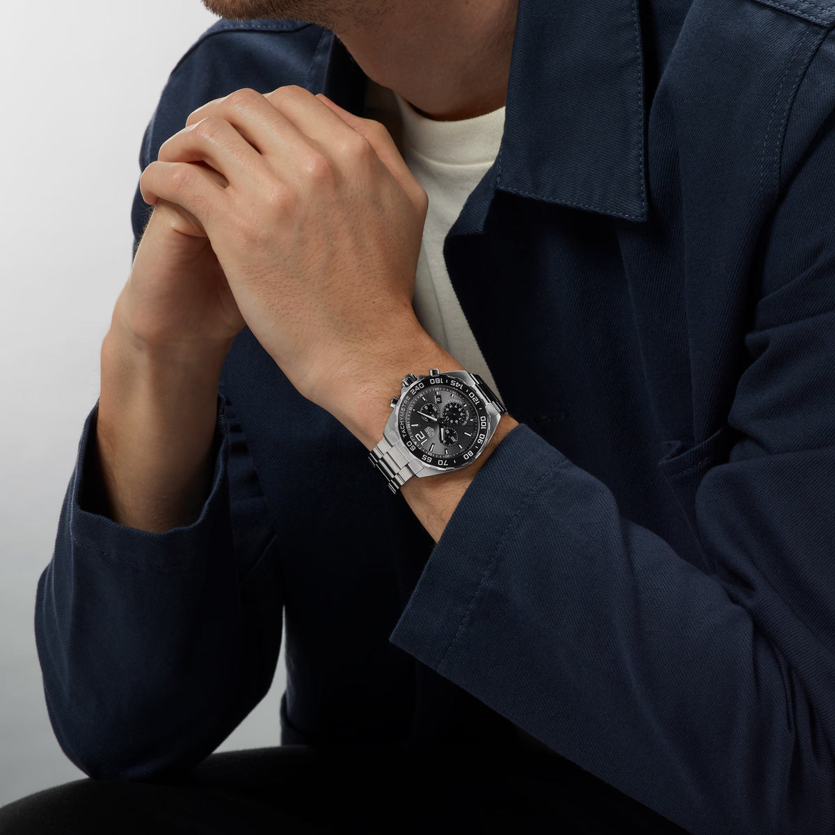 Orologio cronografo TAG Heuer al polso con quadrante nero e bracciale d’acciaio