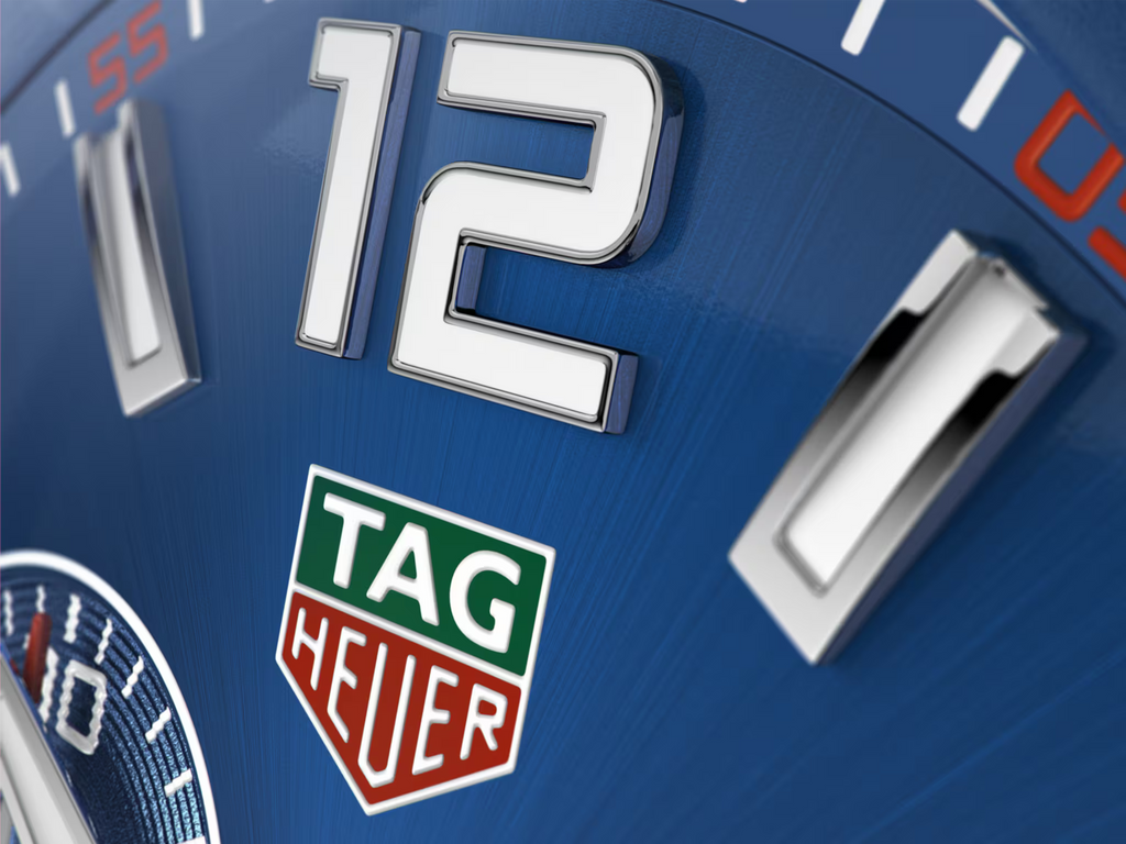 Dettaglio quadrante blu dell’orologio TAG Heuer con logo e numeri bianchi