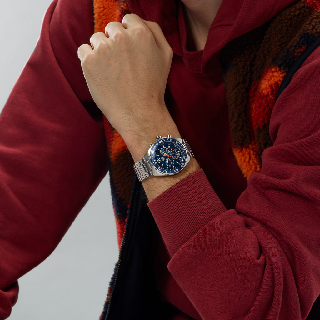 Orologio cronografo TAG Heuer con quadrante blu su bracciale d’acciaio, al polso