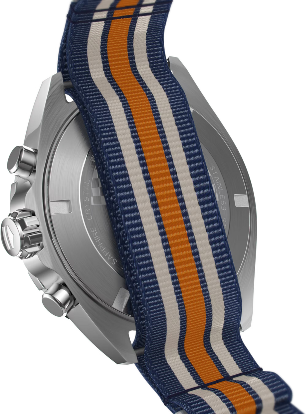 Orologio con cassa d’acciaio e cinturino NATO blu a righe, vista laterale inclinata
