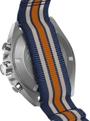 Orologio con cassa d’acciaio e cinturino NATO blu a righe, vista laterale inclinata