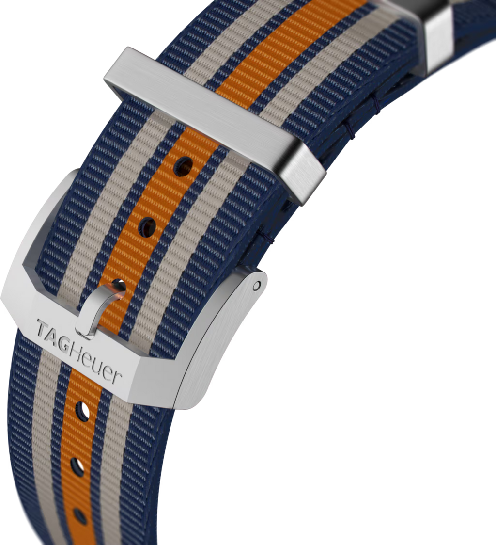 Orologio con cinturino NATO blu a righe e fibbia in metallo, lato del bracciale