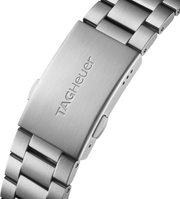 Chiusura e fibbia dell’orologio in acciaio satinato con logo TAG Heuer.