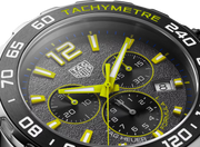Quadrante grigio con cronografi e tachimetro, numeri giallo lime e indici luminosi.