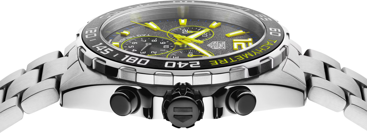 Orologio TAG Heuer con bracciale acciaio e pulsanti sul lato, lunetta in ceramica nera.