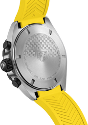 Fondello in acciaio con scritte e logo dell’orologio TAG Heuer, cinturino giallo