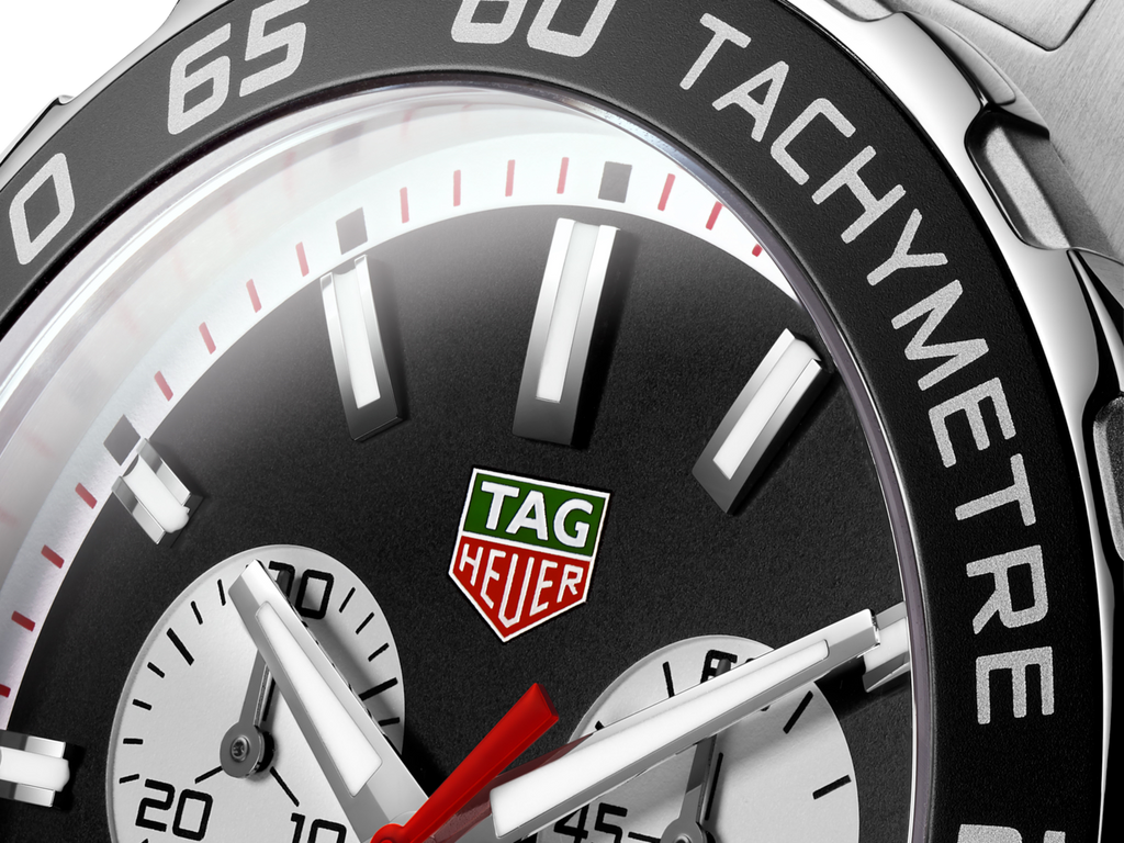 Dettaglio quadrante nero e lunetta tachimetrica con indici bianchi e logo TAG Heuer