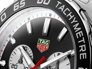 Dettaglio quadrante nero e lunetta tachimetrica con indici bianchi e logo TAG Heuer