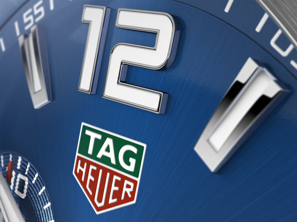 Dettaglio del quadrante blu TAG Heuer con logo TAG Heuer e numeri 12.