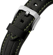 Cinturino in pelle nera con cuciture verdi e fibbia in acciaio con logo TAG Heuer
