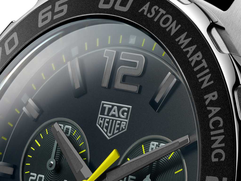 Quadrante nero dell’orologio TAG Heuer con indici e lancette verdi al neon