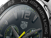 Quadrante nero dell’orologio TAG Heuer con indici e lancette verdi al neon