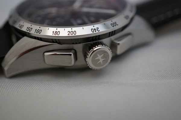 Dettaglio corona e cassa dell’orologio automatico, con cinturino in pelle