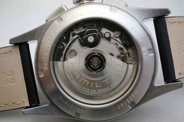 Fondello trasparente dell’orologio automatico con meccanismo visibile sotto il vetro