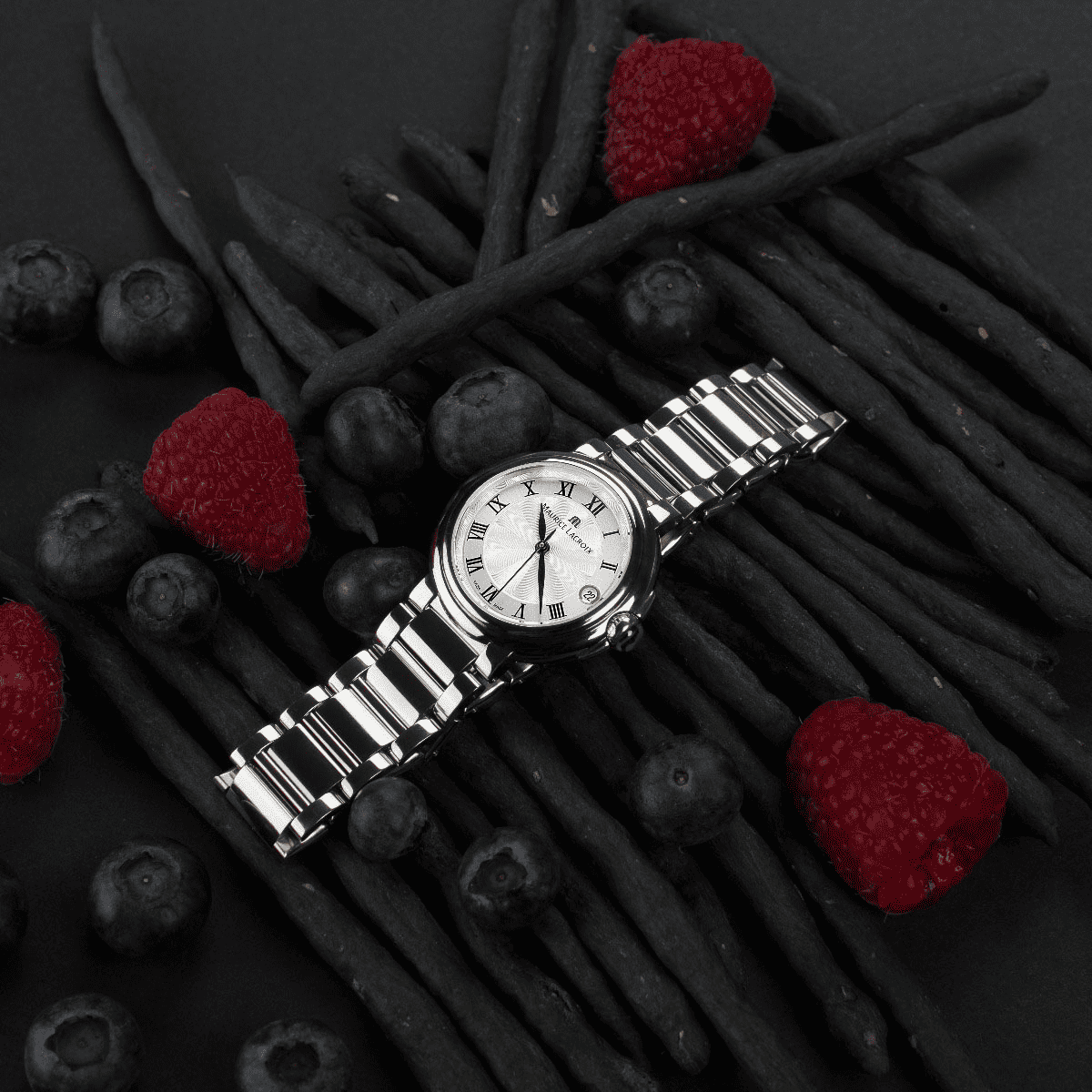 Maurice Lacroix Fiaba Date Donna 32 mm Acciaio Quadrante Argento Guilloché Numeri Romani Vetro Zaffiro Quarzo Swiss Made Bracciale Acciaio Data 3 ATM Ref. FA1004-SS002-110-1 Oasi Watch