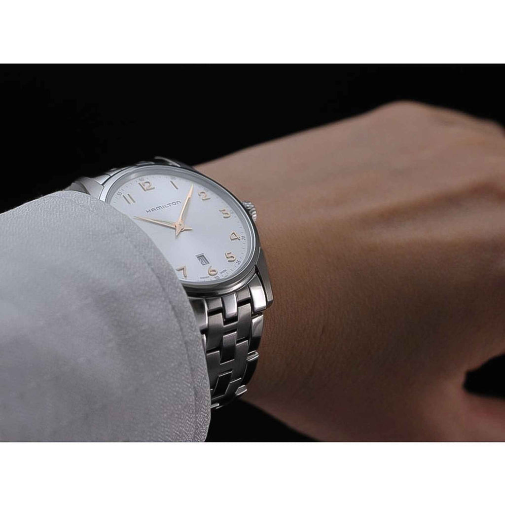 Orologio da uomo Hamilton al polso, cinturino in acciaio e quadrante bianco