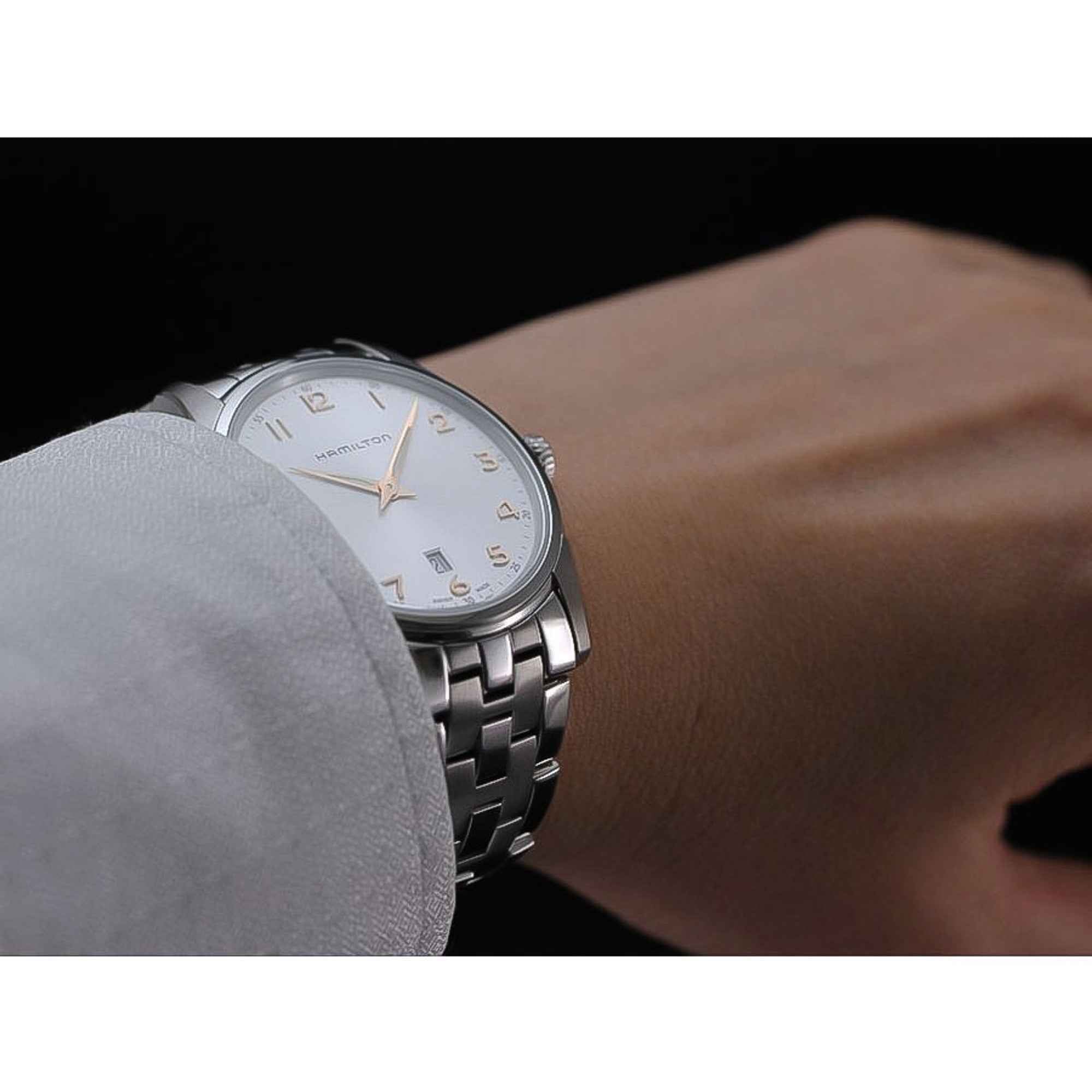 Orologio da uomo Hamilton al polso, cinturino in acciaio e quadrante bianco