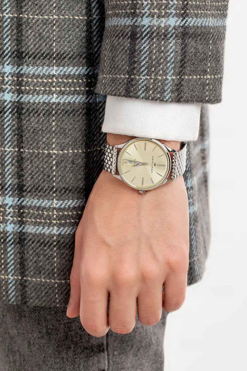Orologio da polso con quadrante champagne sunray e bracciale d'acciaio sul polso