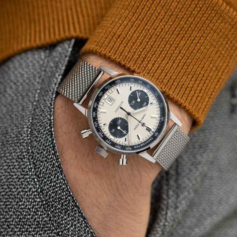 Orologio cronografo automatico da uomo con bracciale in maglia d’acciaio sul polso