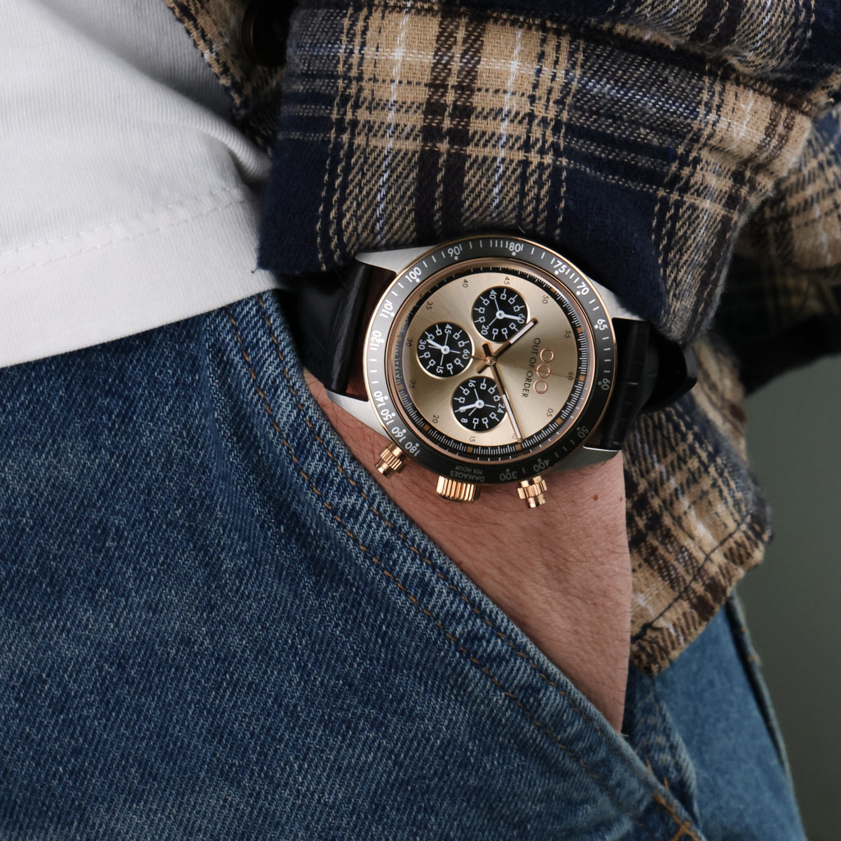Out Of Order SuperVintage Chrono Desert Rose Limited Edition Unisex 42 mm Acciaio 316L Quadrante Champagne Oro Rosa Miyota OS20 Pelle Nera 100 m Ref. OOO.001-30.NE.RG