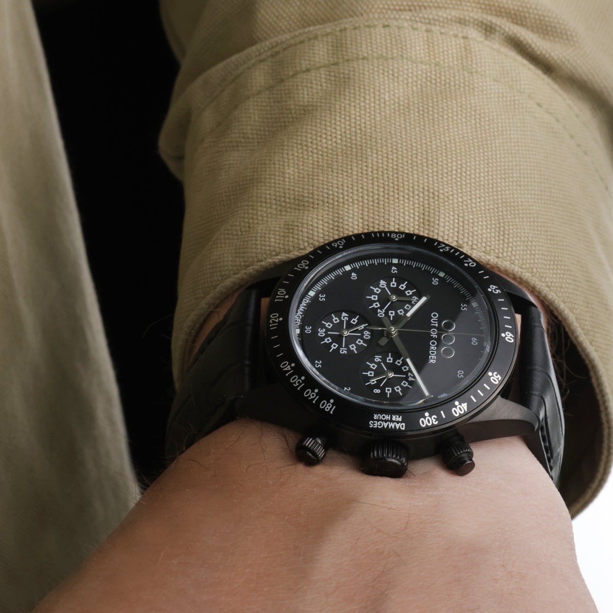 Orologio al polso con quadrante nero e cinturino in pelle nera con fibbia
