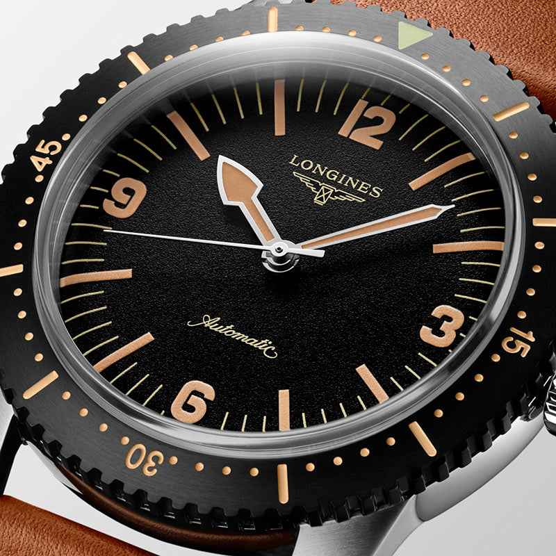 Orologio subacqueo con quadrante nero, indici arancioni e lunetta nera a tacche