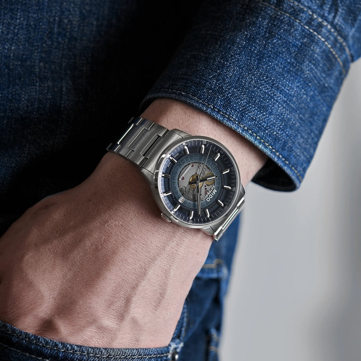MIDO Commander Gradient Automatico Uomo 40 mm Acciaio 316L Quadrante Trasparente Fumé Blu Vetro Zaffiro Data Caliber 80 Bracciale Acciaio 50 m Swiss Made Ref. M021.407.11.411.01 Oasi Watch
