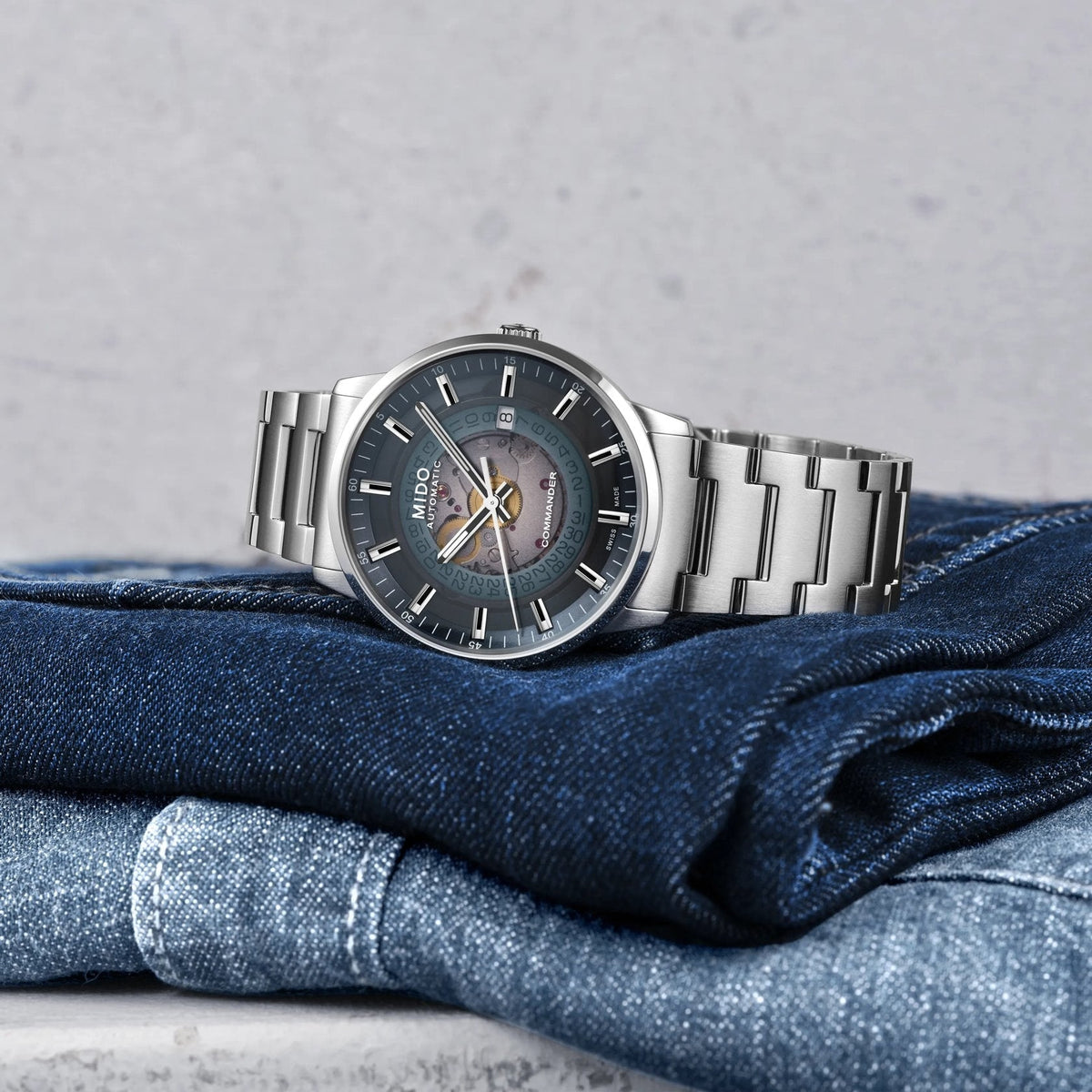 MIDO Commander Gradient Automatico Uomo 40 mm Acciaio 316L Quadrante Trasparente Fumé Blu Vetro Zaffiro Data Caliber 80 Bracciale Acciaio 50 m Swiss Made Ref. M021.407.11.411.01 Oasi Watch