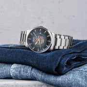 Orologio MIDO Commander su jeans, quadrante blu fumé e bracciale in acciaio