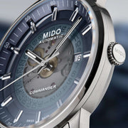 Primo piano quadrante MIDO Commander automatico blu fumé con indici e datario