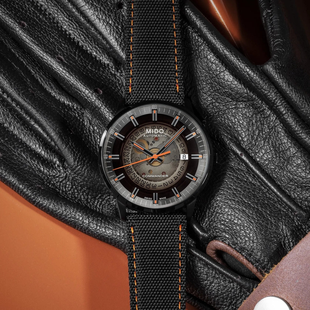 MIDO Commander Gradient Automatico Uomo 40 mm Acciaio 316L PVD Nero Quadrante Trasparente Fumé Nero Vetro Zaffiro Data Caliber 80 Cinturino Nero 50 m Swiss Made Ref. M021.407.37.411.00 Oasi Watch