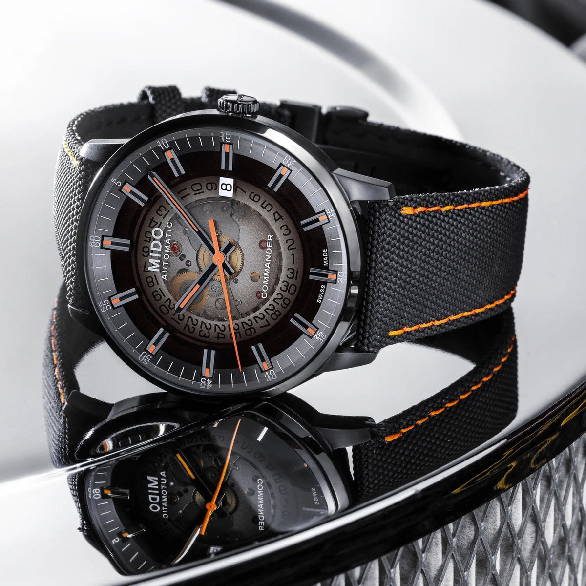 MIDO Commander Gradient Automatico Uomo 40 mm Acciaio 316L PVD Nero Quadrante Trasparente Fumé Nero Vetro Zaffiro Data Caliber 80 Cinturino Nero 50 m Swiss Made Ref. M021.407.37.411.00 Oasi Watch