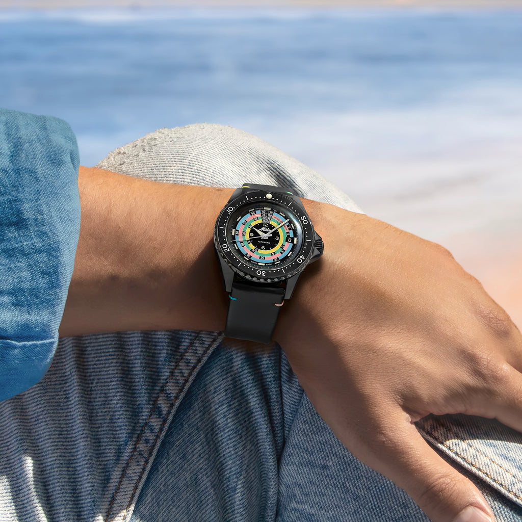 Orologio con quadrante multicolore e cinturino nero su polso