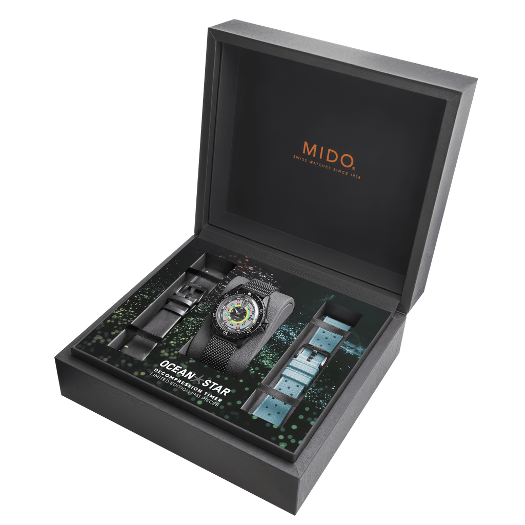 Cofanetto aperto con orologio Ocean Star Decompression Worldtimer e accessori