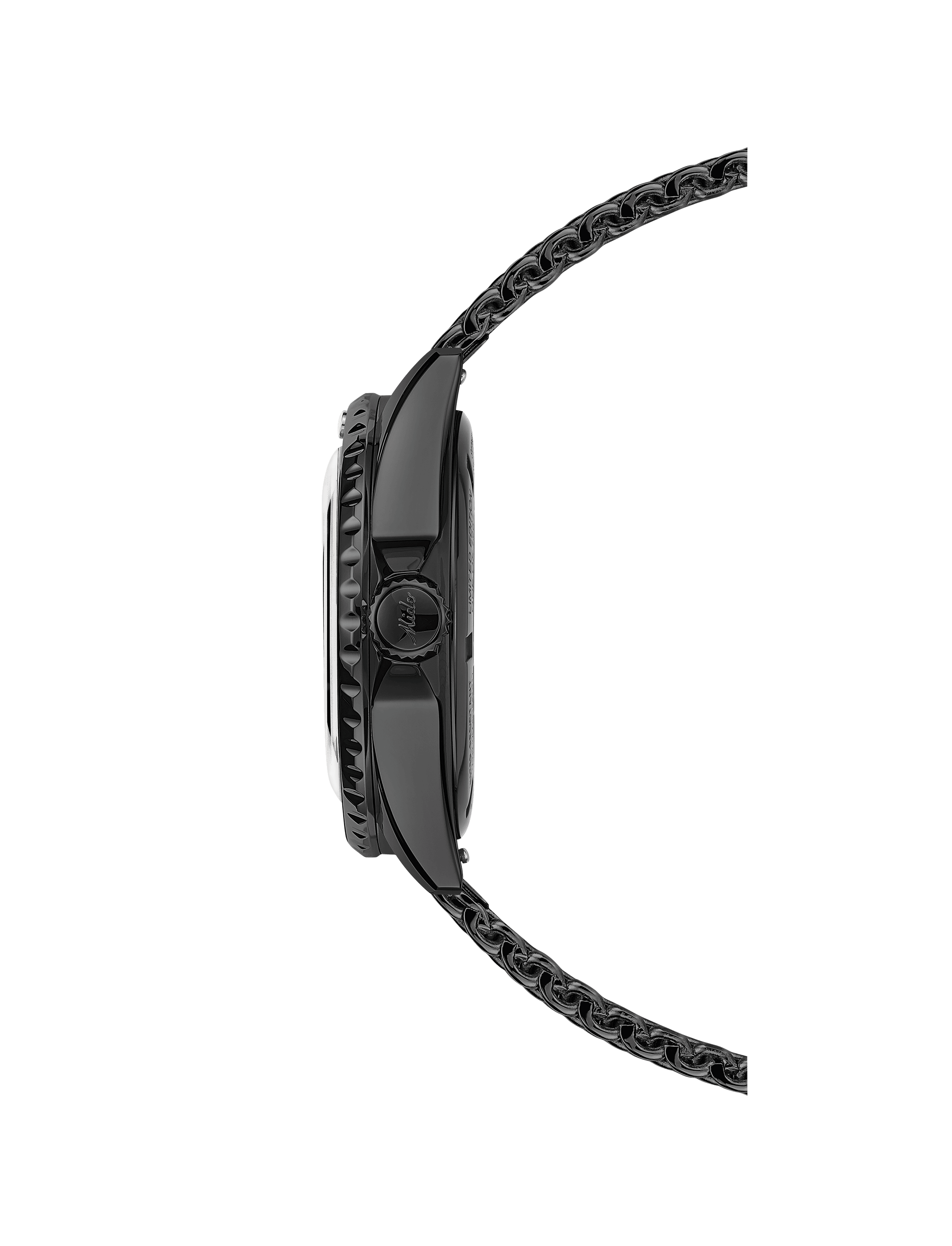 Orologio nero visto di profilo con cinturino a maglia e cassa PVD