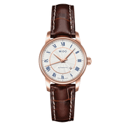 Orologio da donna con quadrante argento, indici romani blu e cinturino in pelle marrone.