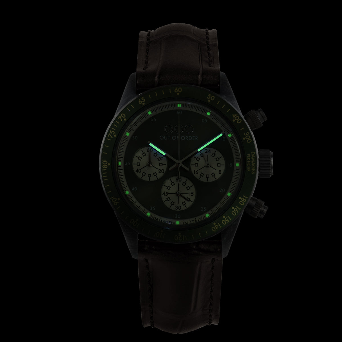 Orologio con quadrante visibile in verde al buio, cinturino in pelle nera.