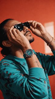 Orologio subacqueo Oris con quadrante blu sul polso, cinturino blu in caucciù