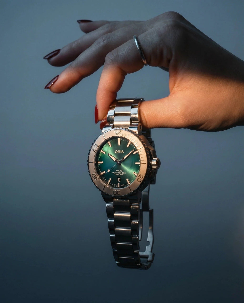 Orologio Oris Aquis con quadrante verde e bracciale in acciaio, datario.