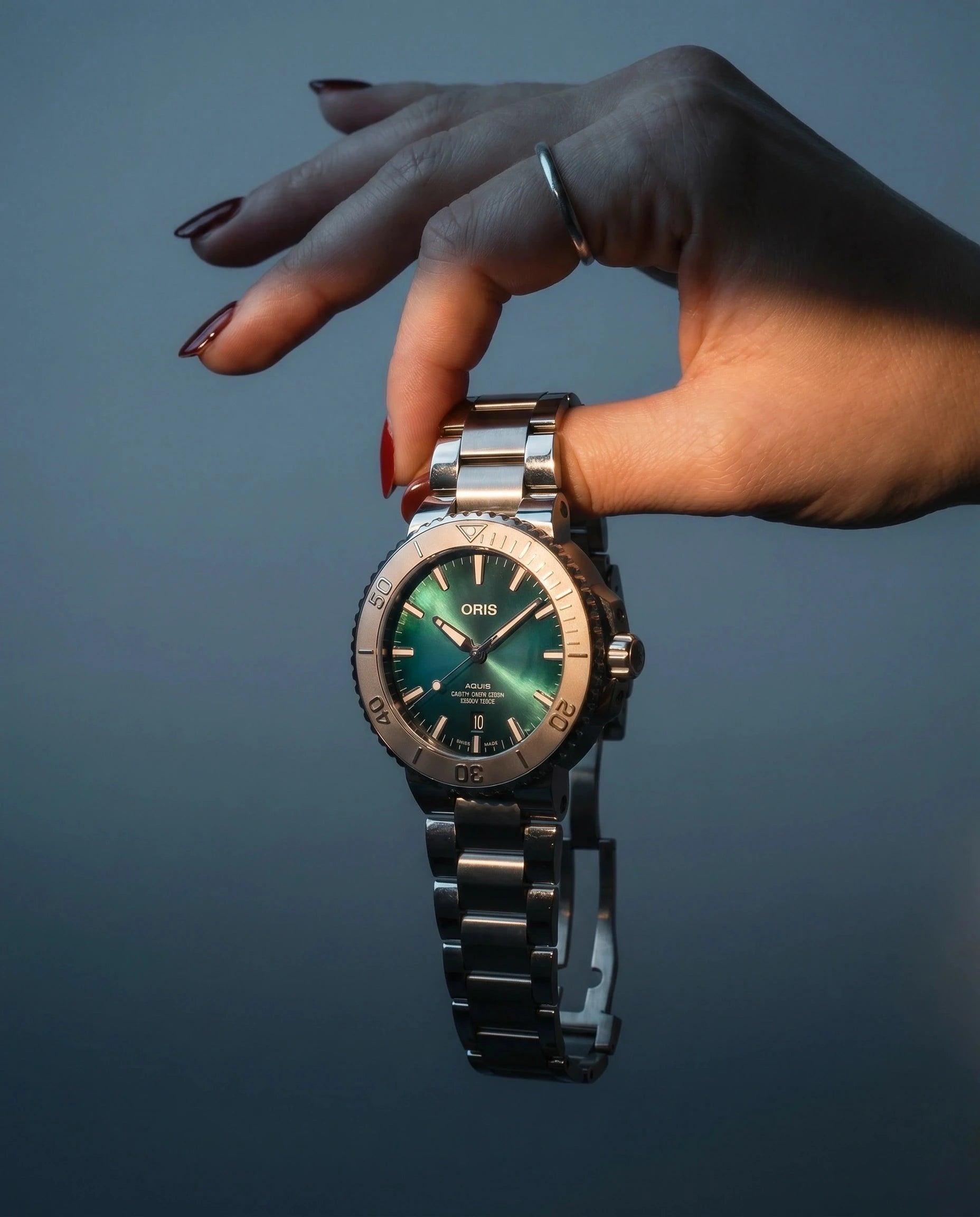 Orologio Oris Aquis con quadrante verde e bracciale in acciaio, datario.