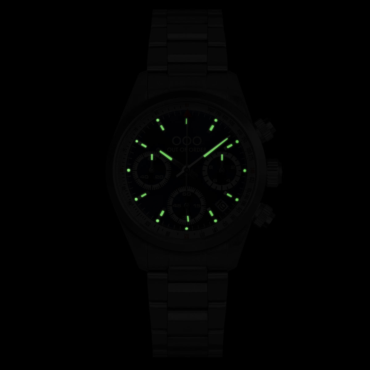 Orologio sportivo con quadrante scuro fosforescente e cinturino nero a maglie