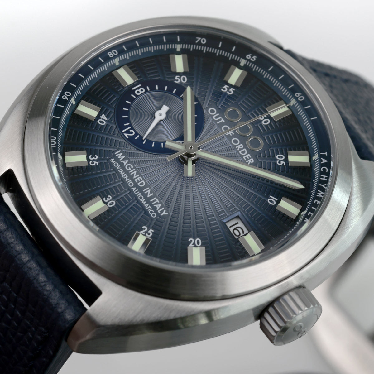 Orologio con quadrante blu e tre contatori, indici luminescenti verdi, cassa acciaio