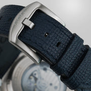 Cinturino in pelle blu scura con fibbia in acciaio e ardiglione