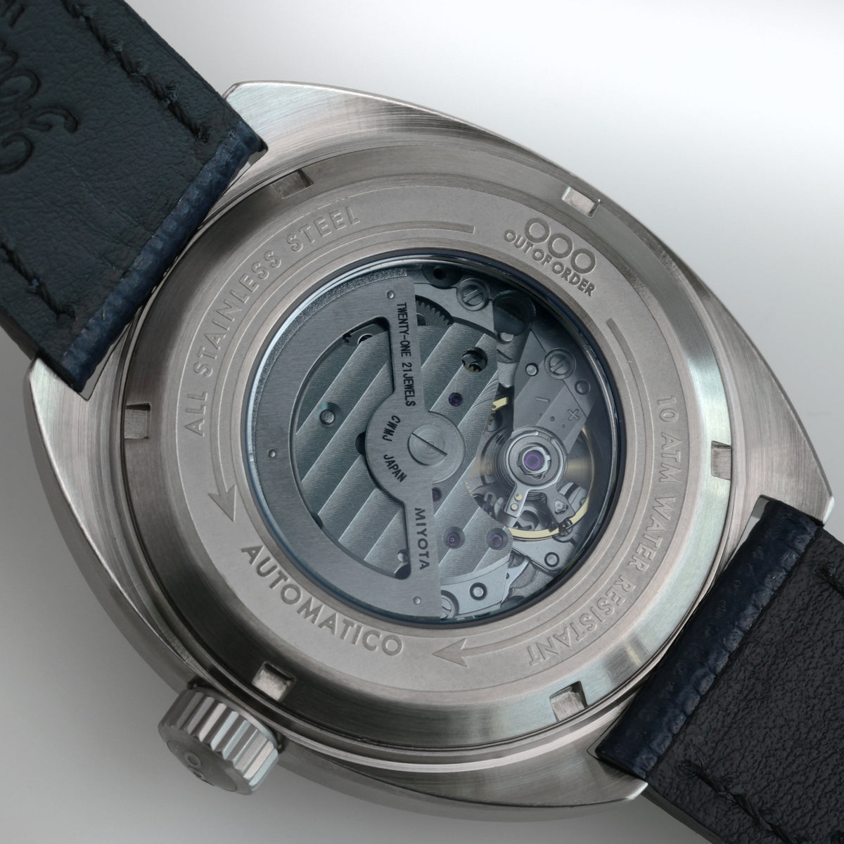Fondello dell’orologio automatico in acciaio con meccanismo visibile e scritte