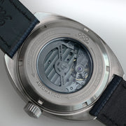 Fondello dell’orologio automatico in acciaio con meccanismo visibile e scritte