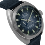 Orologio da polso con quadrante blu e cinturino in pelle scura, cassa d’acciaio