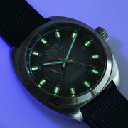 Orologio con quadrante blu scuro e indici verdi luminescenti, cassa in acciaio