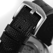 Fibbia in acciaio su cinturino in pelle nera testurizzata dell’orologio.