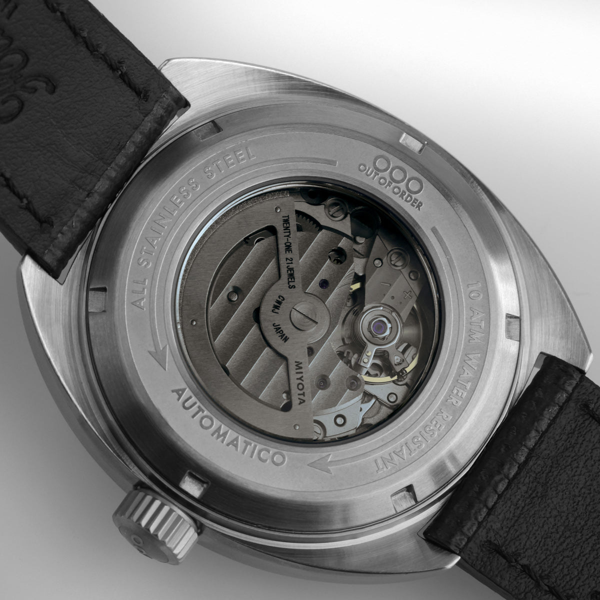 Orologio automatico con fondello in acciaio e meccanismo a vista sotto vetro.